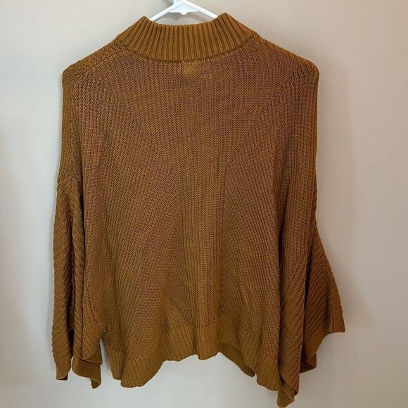 Like new Lululemon Zippered Poncho with Sleeves - Picture 5 of 6